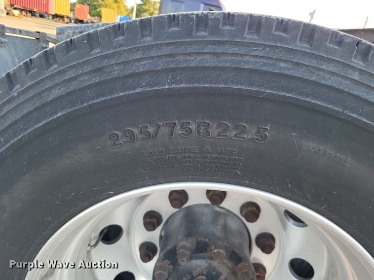 image for item MO9670 2015 Freightliner Cascadia 113  semi truck