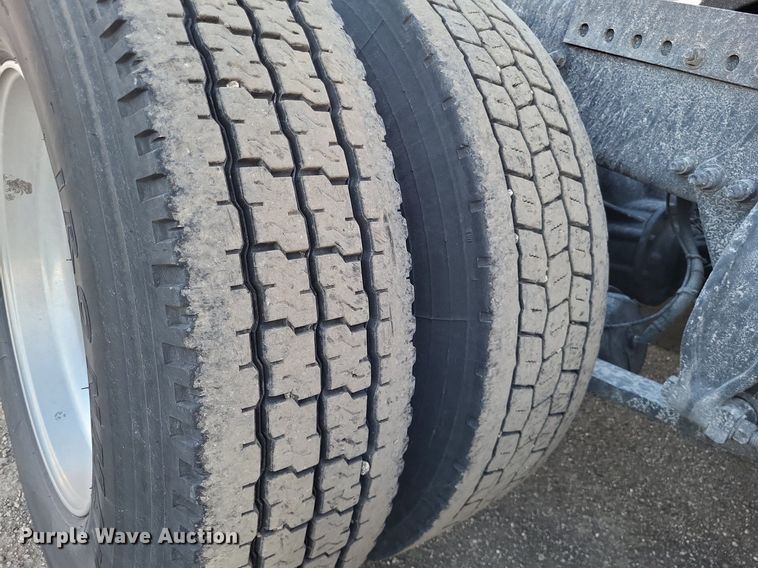 image for item MO9670 2015 Freightliner Cascadia 113  semi truck