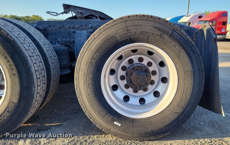 image for item MO9670 2015 Freightliner Cascadia 113  semi truck