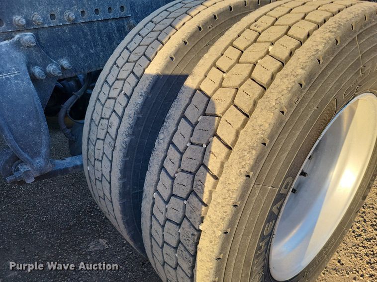 image for item MO9670 2015 Freightliner Cascadia 113  semi truck