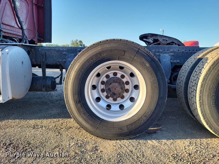 image for item MO9670 2015 Freightliner Cascadia 113  semi truck