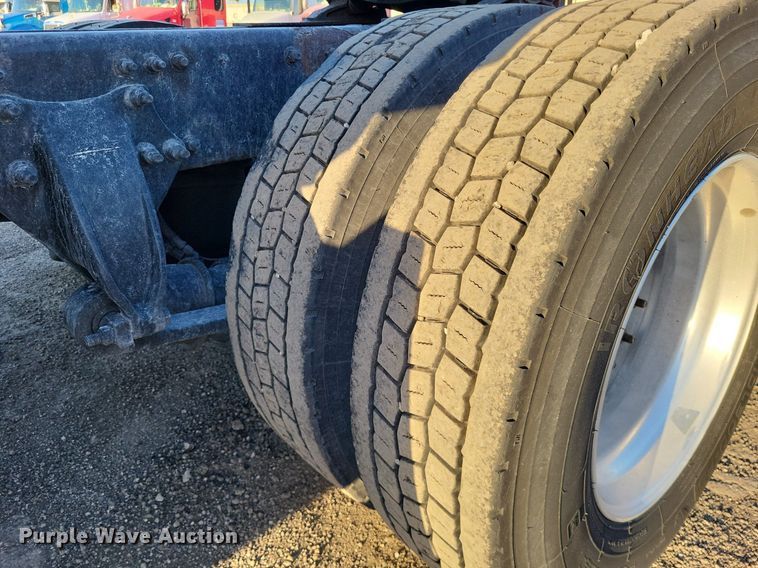 image for item MO9670 2015 Freightliner Cascadia 113  semi truck