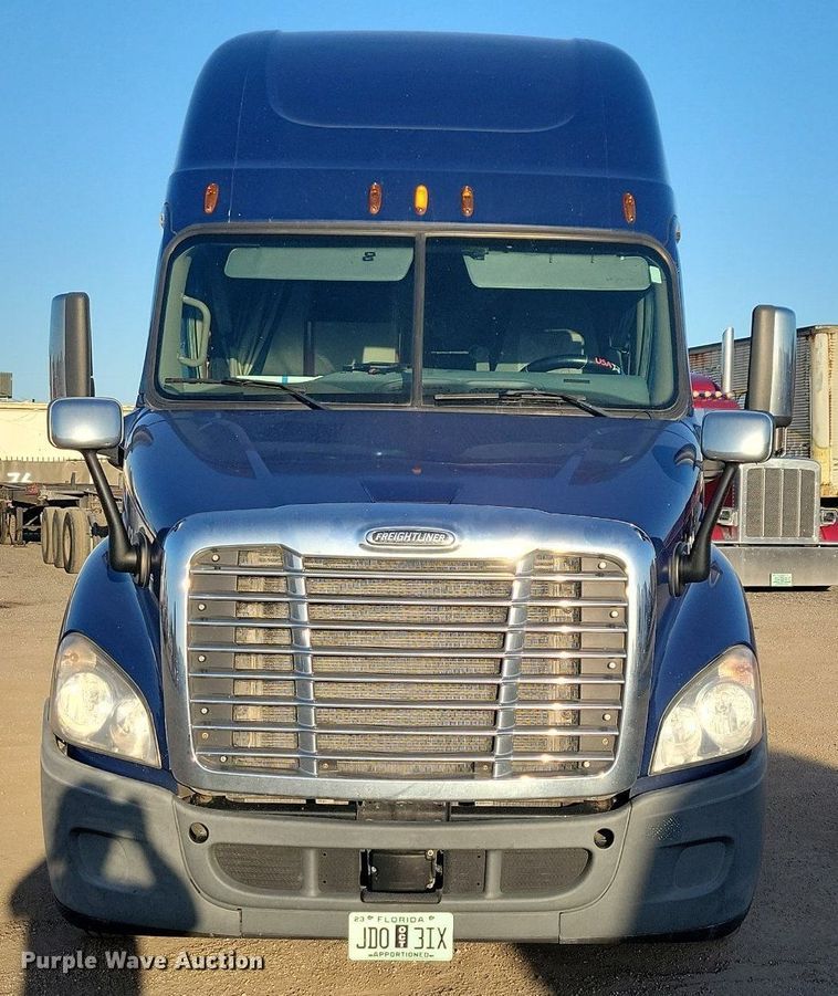 image for item MO9671 2015 Freightliner Cascadia 113  semi truck