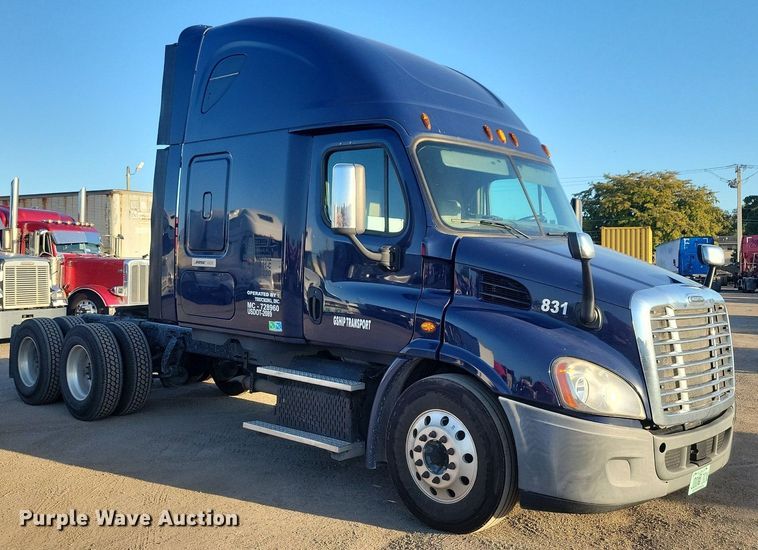 image for item MO9671 2015 Freightliner Cascadia 113  semi truck