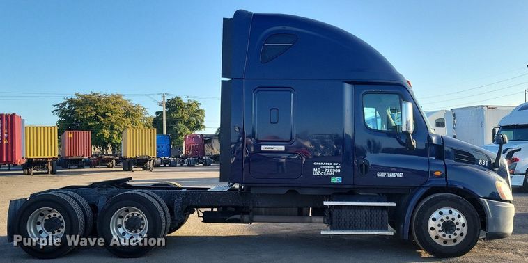 image for item MO9671 2015 Freightliner Cascadia 113  semi truck
