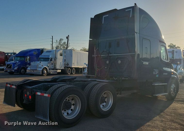 image for item MO9671 2015 Freightliner Cascadia 113  semi truck