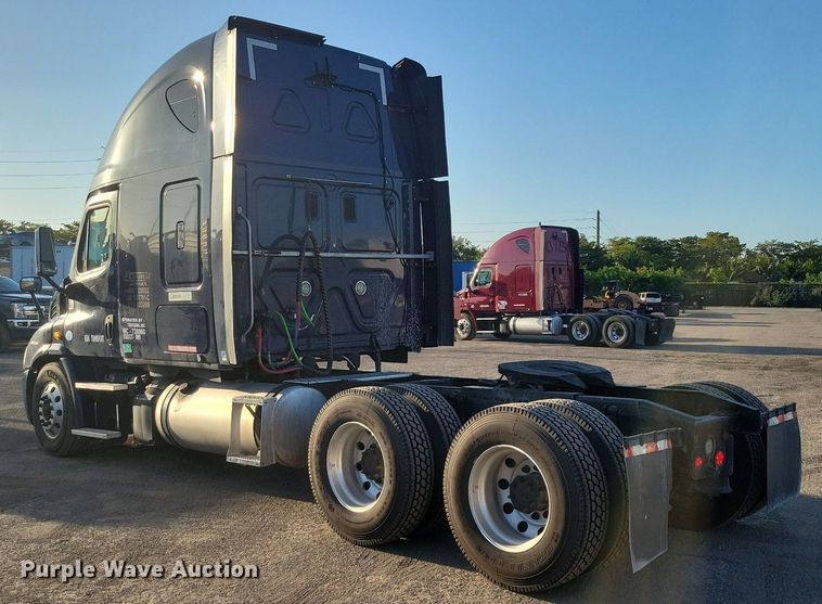 image for item MO9671 2015 Freightliner Cascadia 113  semi truck