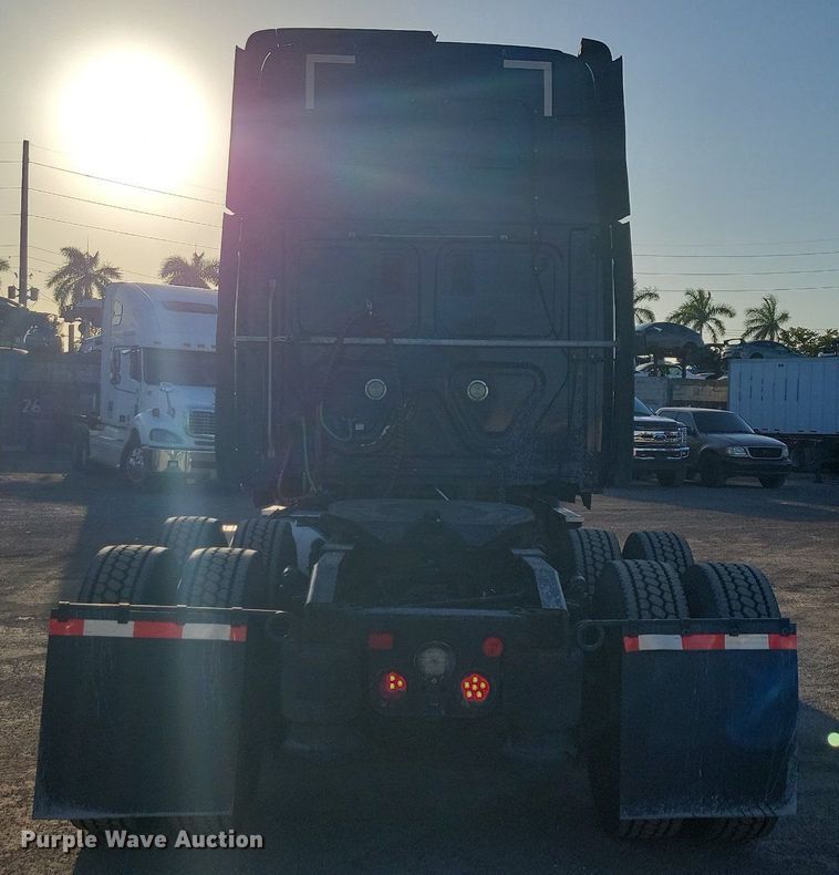 image for item MO9671 2015 Freightliner Cascadia 113  semi truck