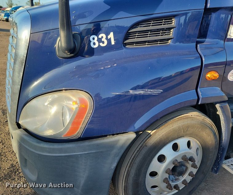 image for item MO9671 2015 Freightliner Cascadia 113  semi truck