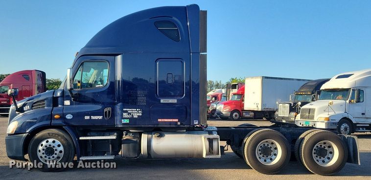 image for item MO9671 2015 Freightliner Cascadia 113  semi truck