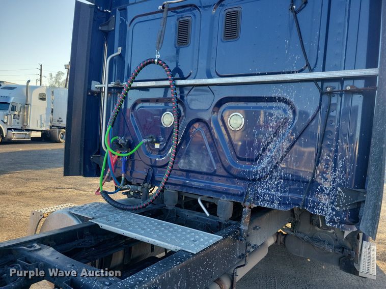 image for item MO9671 2015 Freightliner Cascadia 113  semi truck