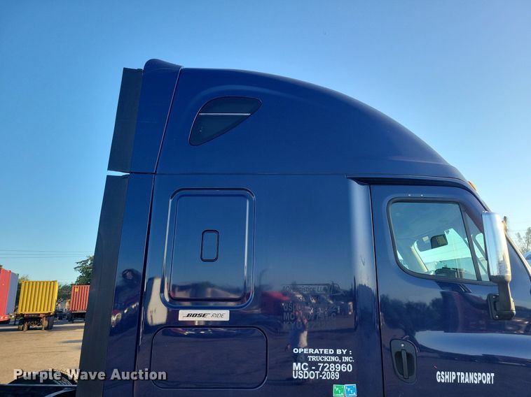 image for item MO9671 2015 Freightliner Cascadia 113  semi truck