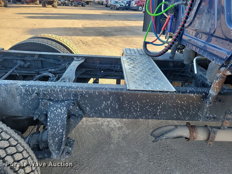 image for item MO9671 2015 Freightliner Cascadia 113  semi truck