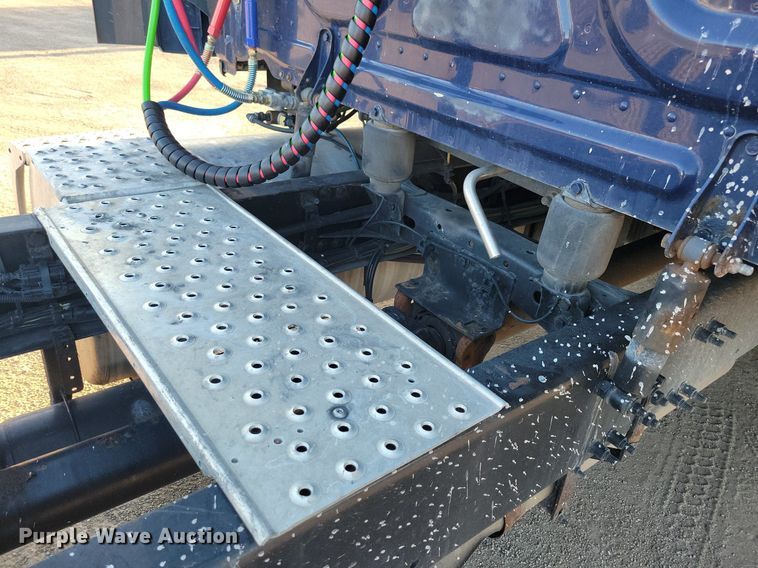 image for item MO9671 2015 Freightliner Cascadia 113  semi truck