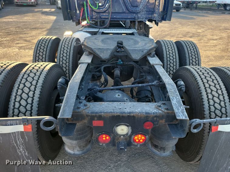 image for item MO9671 2015 Freightliner Cascadia 113  semi truck