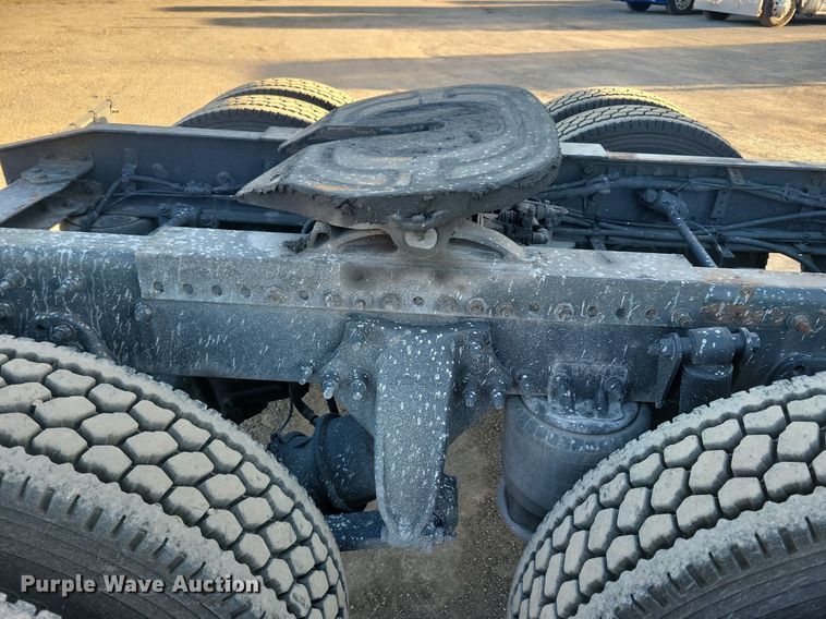 image for item MO9671 2015 Freightliner Cascadia 113  semi truck