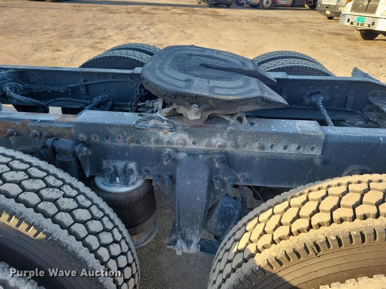 image for item MO9671 2015 Freightliner Cascadia 113  semi truck