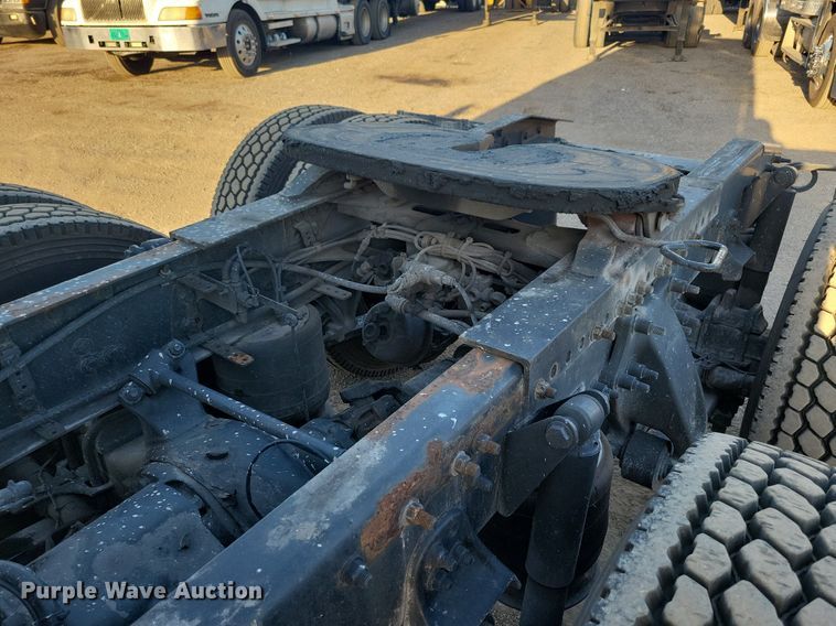 image for item MO9671 2015 Freightliner Cascadia 113  semi truck