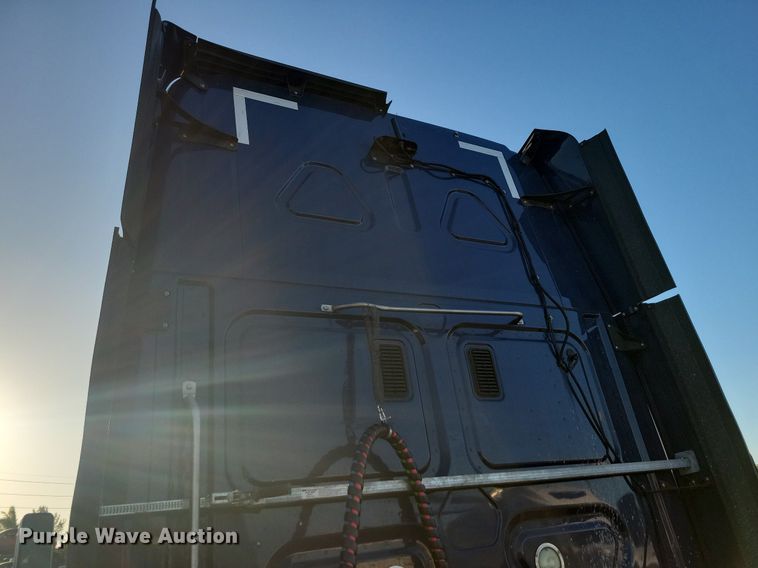 image for item MO9671 2015 Freightliner Cascadia 113  semi truck