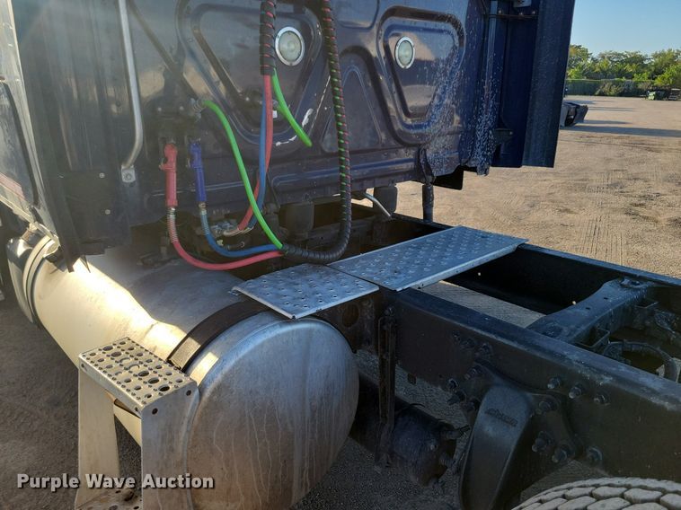 image for item MO9671 2015 Freightliner Cascadia 113  semi truck