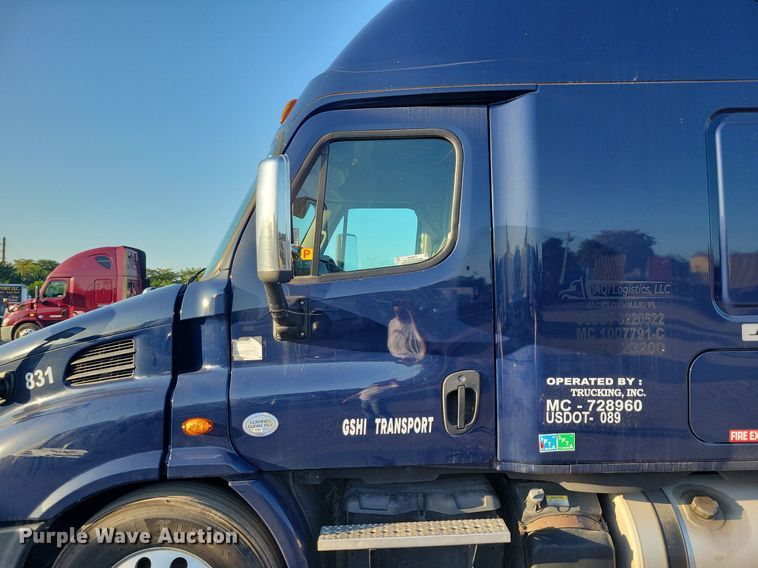 image for item MO9671 2015 Freightliner Cascadia 113  semi truck