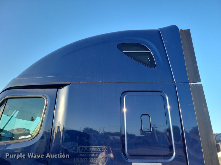 image for item MO9671 2015 Freightliner Cascadia 113  semi truck