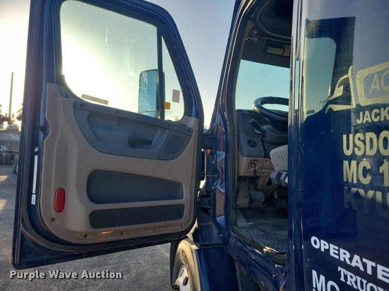 image for item MO9671 2015 Freightliner Cascadia 113  semi truck