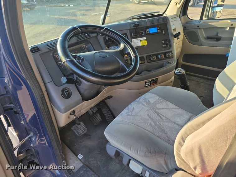 image for item MO9671 2015 Freightliner Cascadia 113  semi truck