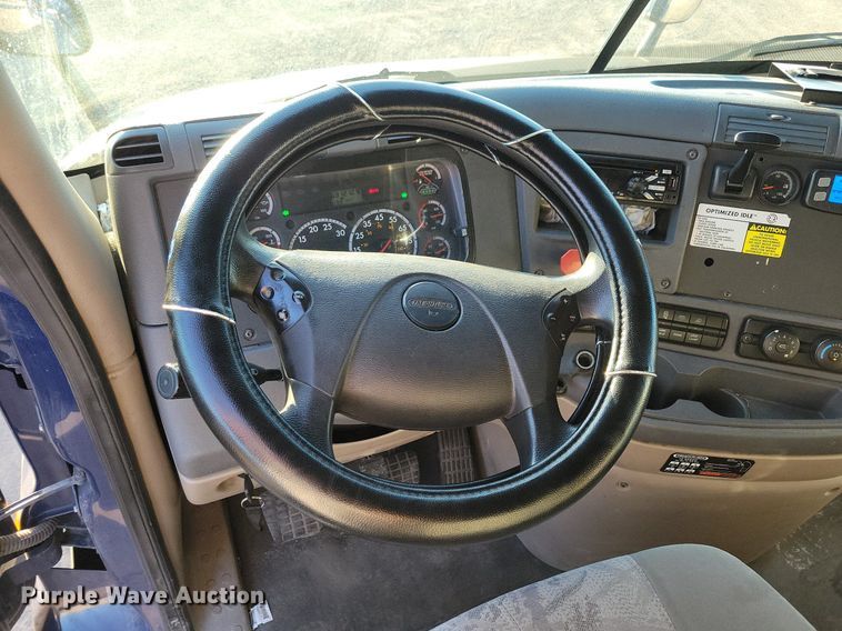 image for item MO9671 2015 Freightliner Cascadia 113  semi truck