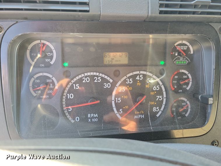 image for item MO9671 2015 Freightliner Cascadia 113  semi truck