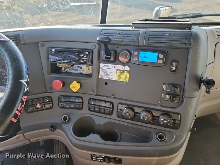 image for item MO9671 2015 Freightliner Cascadia 113  semi truck