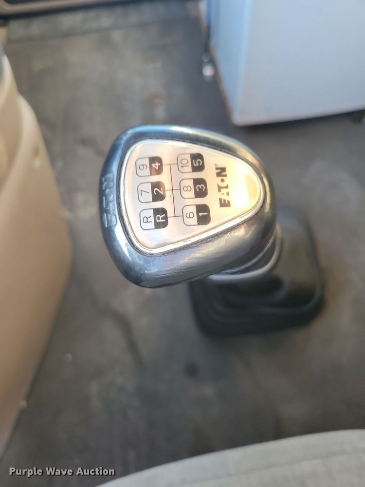 image for item MO9671 2015 Freightliner Cascadia 113  semi truck