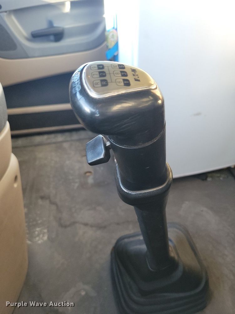 image for item MO9671 2015 Freightliner Cascadia 113  semi truck