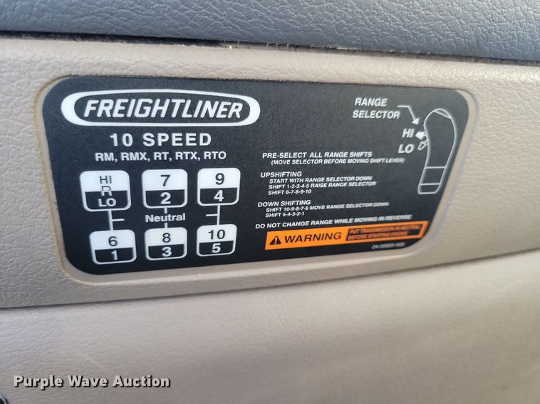 image for item MO9671 2015 Freightliner Cascadia 113  semi truck