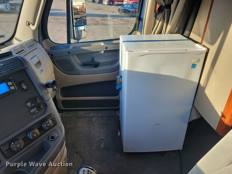 image for item MO9671 2015 Freightliner Cascadia 113  semi truck