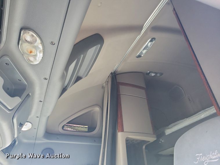 image for item MO9671 2015 Freightliner Cascadia 113  semi truck