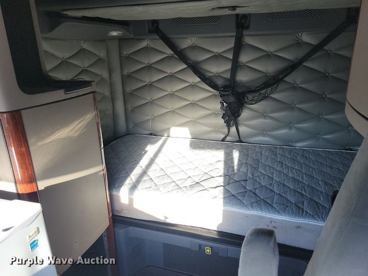 image for item MO9671 2015 Freightliner Cascadia 113  semi truck