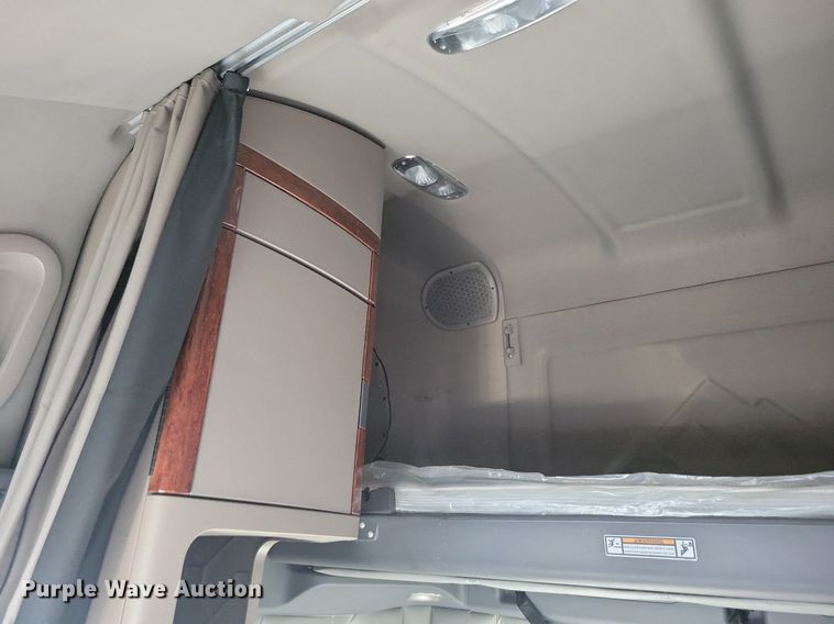 image for item MO9671 2015 Freightliner Cascadia 113  semi truck