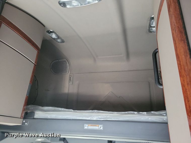 image for item MO9671 2015 Freightliner Cascadia 113  semi truck