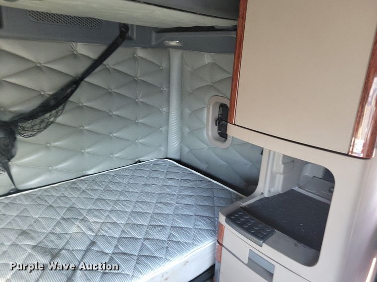 image for item MO9671 2015 Freightliner Cascadia 113  semi truck