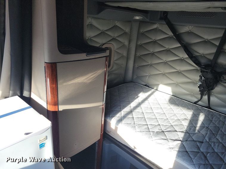 image for item MO9671 2015 Freightliner Cascadia 113  semi truck