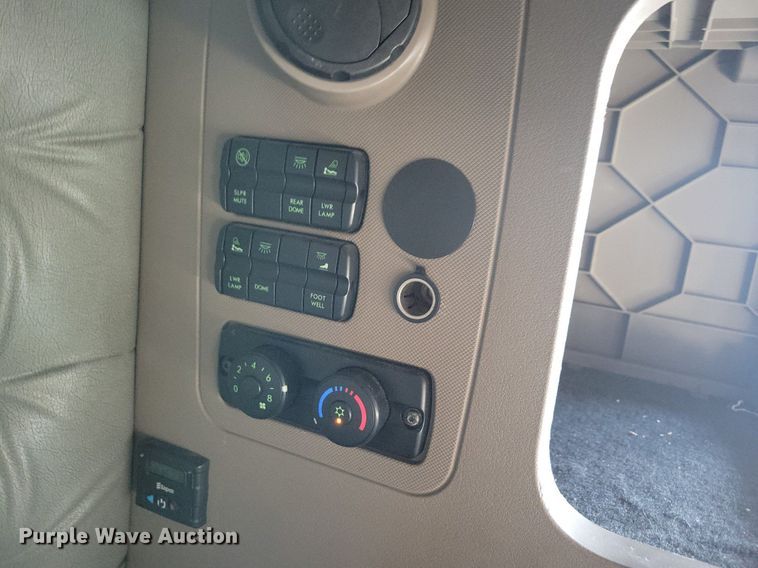 image for item MO9671 2015 Freightliner Cascadia 113  semi truck