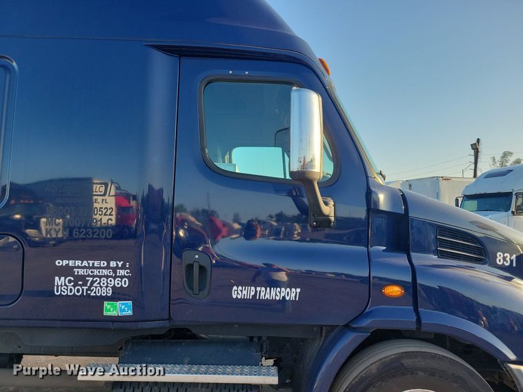 image for item MO9671 2015 Freightliner Cascadia 113  semi truck