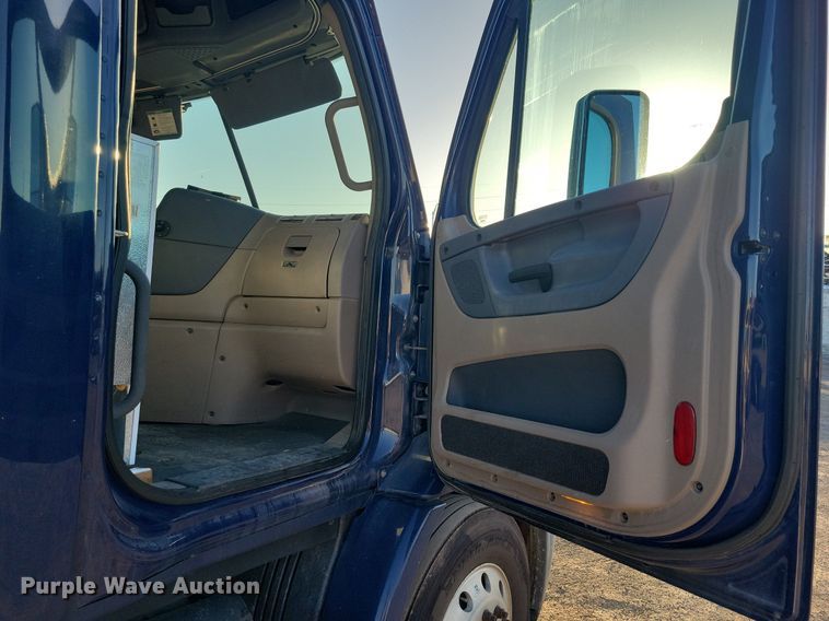 image for item MO9671 2015 Freightliner Cascadia 113  semi truck