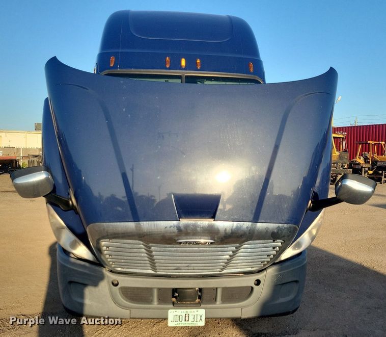 image for item MO9671 2015 Freightliner Cascadia 113  semi truck