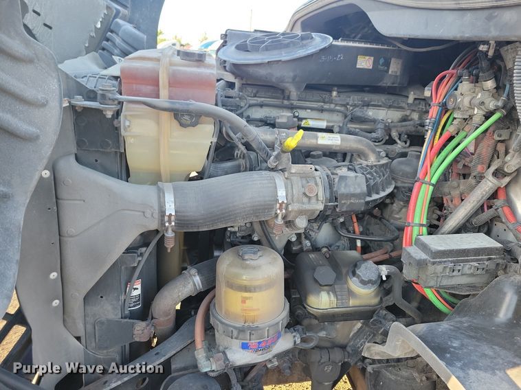 image for item MO9671 2015 Freightliner Cascadia 113  semi truck