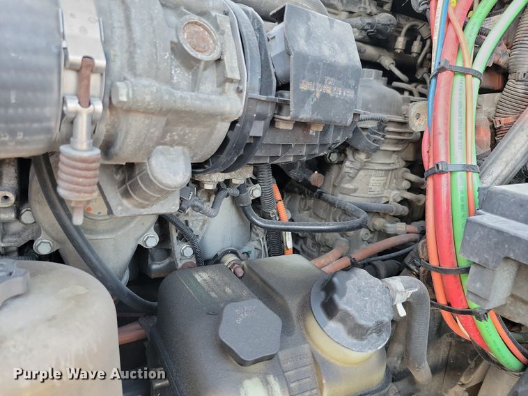 image for item MO9671 2015 Freightliner Cascadia 113  semi truck