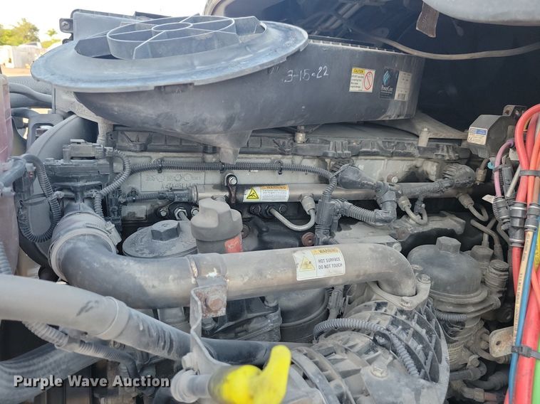 image for item MO9671 2015 Freightliner Cascadia 113  semi truck