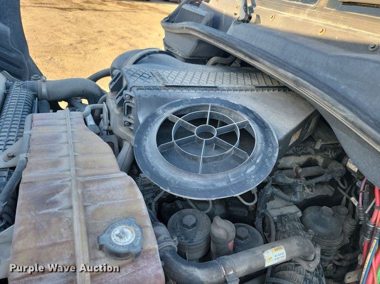 image for item MO9671 2015 Freightliner Cascadia 113  semi truck