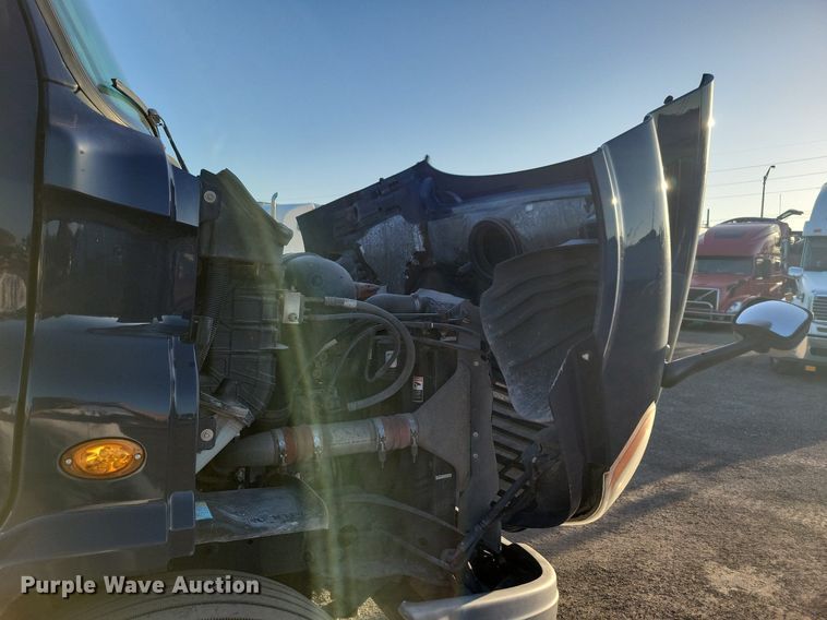 image for item MO9671 2015 Freightliner Cascadia 113  semi truck